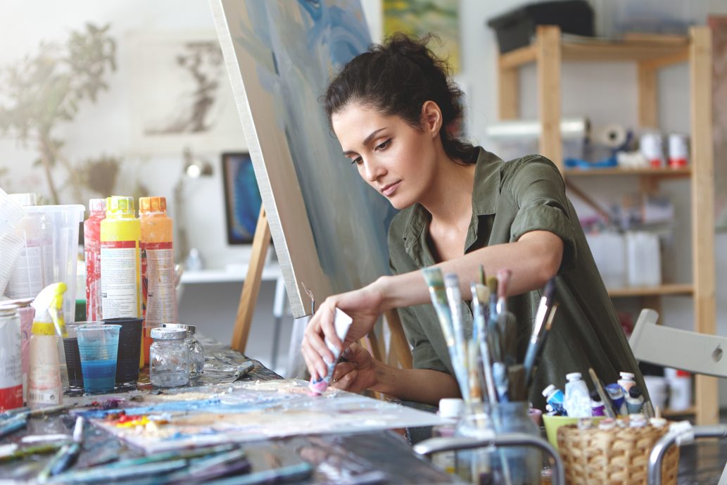 Artista em seu ateliê